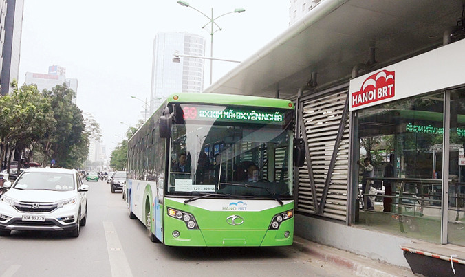 BRT lăn bánh trên đường.
