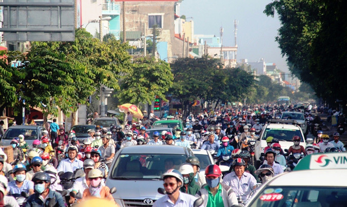 Theo nhiều chuyên gia, xe máy là thủ phạm gây kẹt xe và kéo giảm sự phát triển của TPHCM.