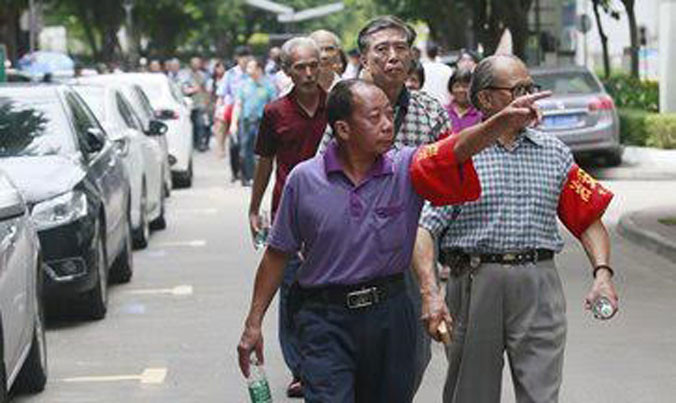 Người dân Quảng Đông tình nguyện tuần tra khu dân phố. Ảnh: CFP.