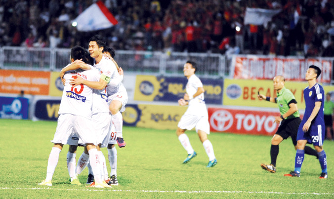 Các cầu thủ HAGL đã có chiến thắng đầu tiên sau 3 trận không được hưởng niềm vui thắng trận. Ảnh: VSI.