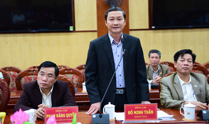 Phó Bí thư Tỉnh ủy Thanh Hoá Đỗ Minh Tuấn trao đổi với đoàn giám sát. Ảnh: LD.