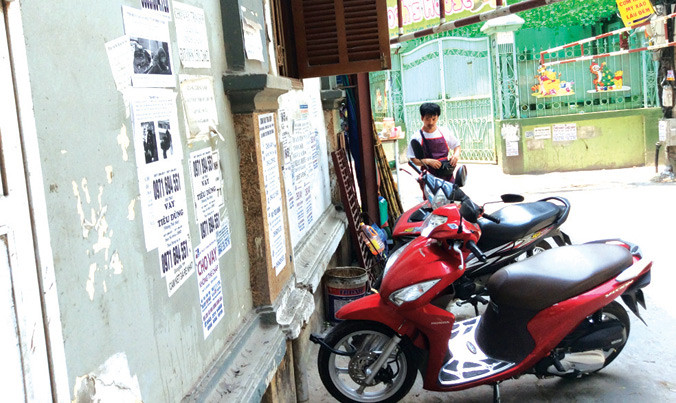 Tường nhà trở thành nơi quảng cáo bất đắc dĩ, nhem nhuốc.