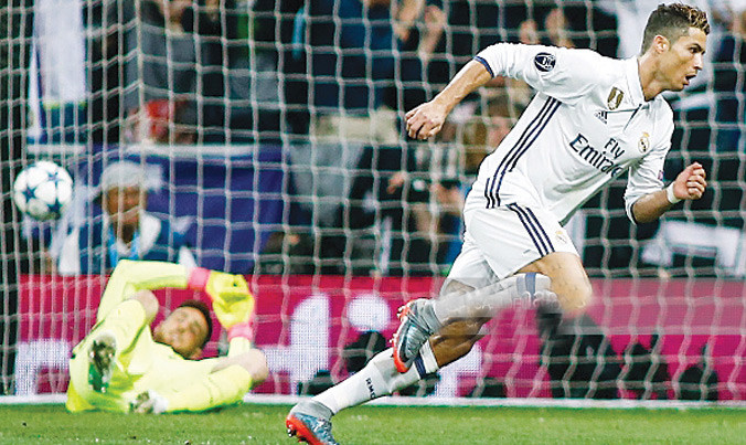 Ở tuổi 32, Ronaldo vẫn tỏa sáng đều đặn để đưa Real thẳng tiến trên đường chinh phục các danh hiệu. Ảnh: Getty imagess.