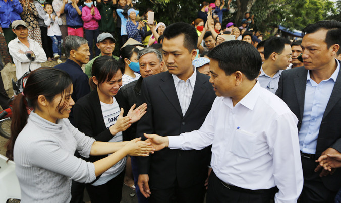Chủ tịch Hà Nội về đối thoại với người dân Đồng Tâm. Ảnh: Như Ý.