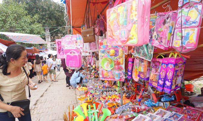 Hàng quán la liệt choán không gian đền Phù Đổng trong hội Gióng. Ảnh: Nguyên Khánh.