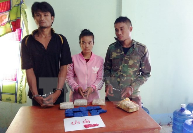 Các đối tượng cùng tang vật bị bắt giữ. (Ảnh: Võ Dung/TTXVN)