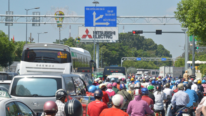 Kẹt xe kinh hoàng tại cửa ngõ Tân Sơn Nhất.