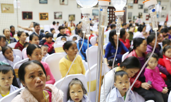 Các bệnh nhi được điều trị căn bệnh ung thư tại Viện Huyết học Truyền máu Trung ương Hà Nội. Ảnh: Như Ý.