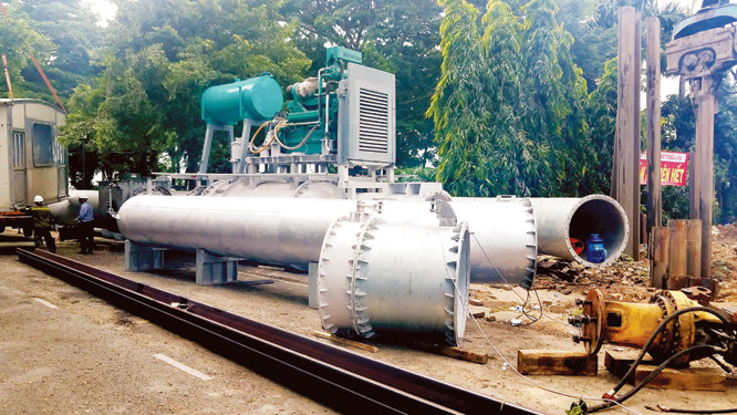 Chiếc máy bơm thông minh, đang được gấp rút lắp đặt để chống ngập cho TPHCM. Ảnh: Ngô Bình.