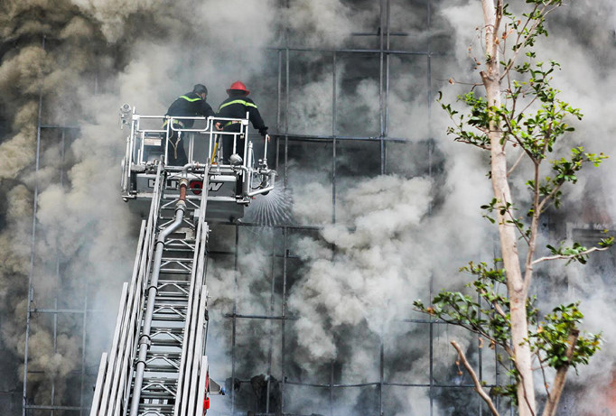 Vụ hỏa hoạn cháy quán karaoke trên phố Trần Thái Tông (Cầu Giấy, Hà Nội) xảy ra vào ngày 1/11/2016.