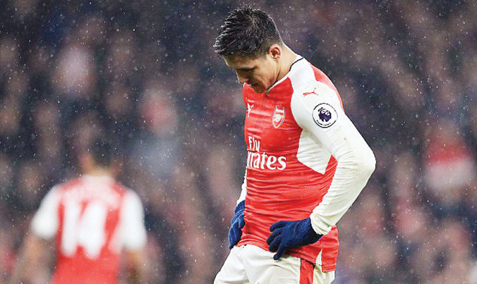 Nỗi thất vọng của Alexis Sanchez khi đội nhà bại trận ngay trên sân Emirates. Ảnh: EMPICS.