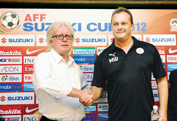 HLV Winfried Schafer (trái) ứng thí vào vị trí HLV trưởng ĐTVN với mức lương yêu cầu được cho là trên dưới 1 tỷ đồng mỗi tháng.