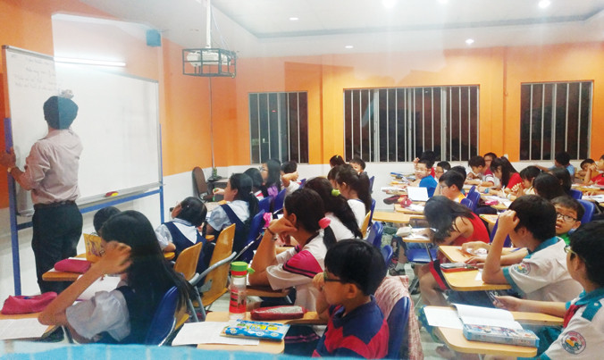 Bên trong một lớp luyện thi vào trường Chuyên Trần Đại Nghĩa ở quận 3, TPHCM. Ảnh: PV.