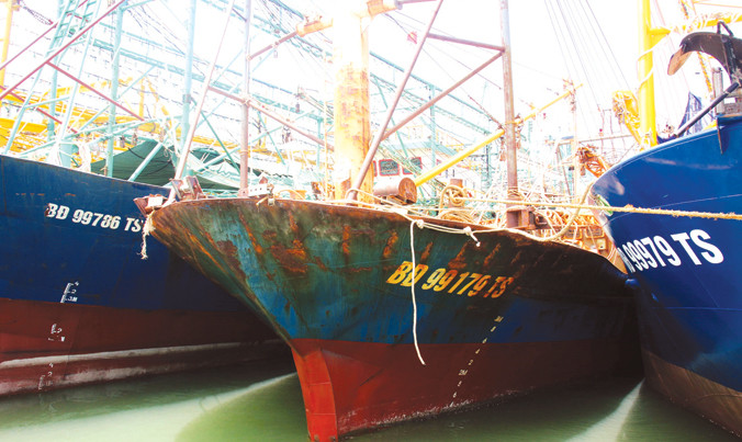 Tàu vỏ thép ở Bình Định bị hư hỏng. Ảnh: Hồng Vĩnh.
