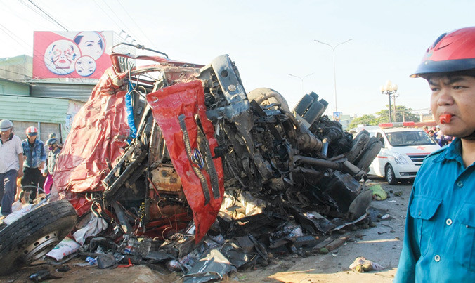 Xe khách bị đâm nát. Ảnh: Hoàng Thiên Nga.