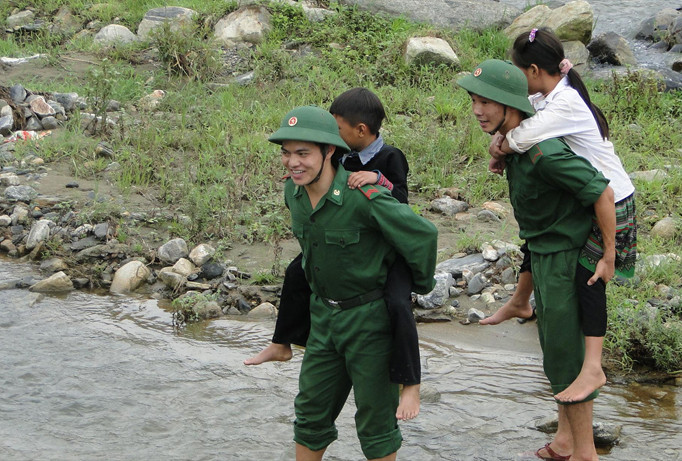 Đến nay lực lượng biên phòng đã nhận đỡ đầu cho gần 3 nghìn em học sinh, mỗi em được hỗ trợ 500 nghìn đồng/tháng. Ảnh: N.S.