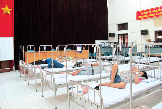 BV Bệnh Nhiệt đới trưng dụng hội trường làm nơi điều trị bệnh nhân SXH.