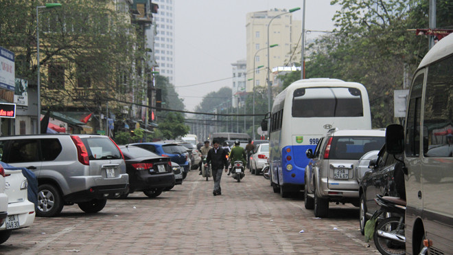 Một đoạn bãi đỗ xe lậu trên phố Nguyên Hồng (phường Thành Công, Ba Đình, Hà Nội). Ảnh: trường phong.