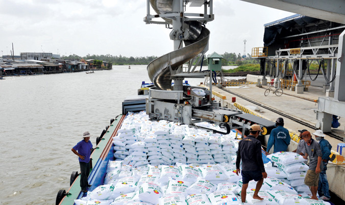 Cấp Quota nhập khẩu tự động cho mặt hàng phân bón đang là rào cản khối doanh nghiệp khó phát triển. Ảnh: Hồng Vĩnh.