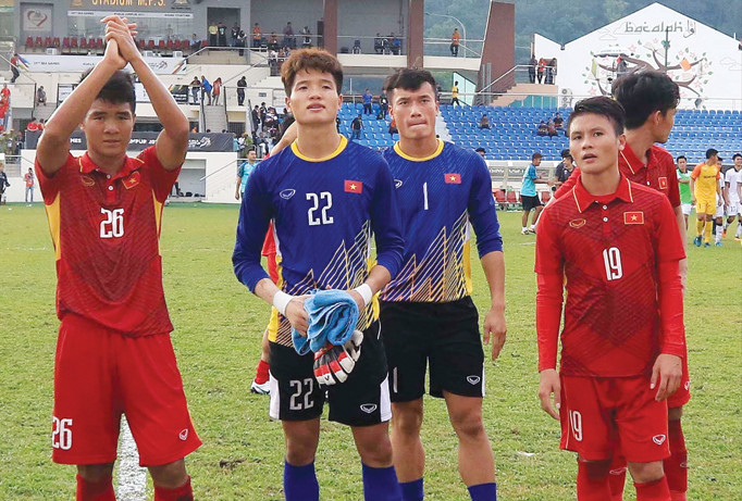 Thủ môn Phí Minh Long (số 22) cùng đồng đội xin lỗi khán giả sau thất bại trước ĐT U22 Thái Lan ở SEA Games 29. Ảnh: VSI.