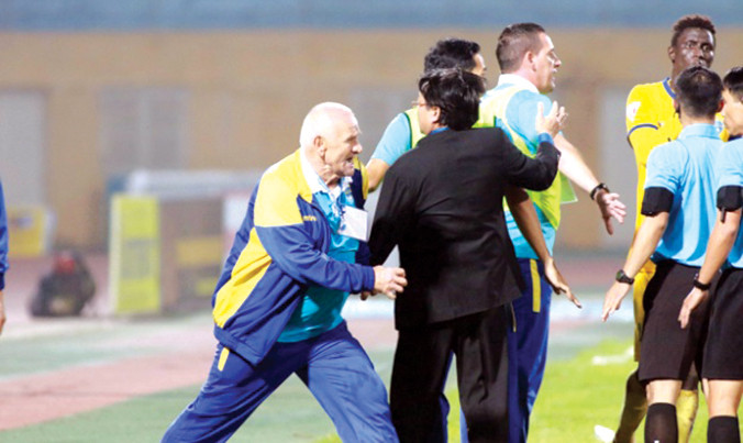 HLV Petrovic lao tới đòi ăn thua đủ với các trọng tài trong tình huống không công nhận bàn thắng của CLB Thanh Hóa ở phút 88 trận đấu ngày 19/3 giữa Thanh Hóa và CLB Hà Nội.