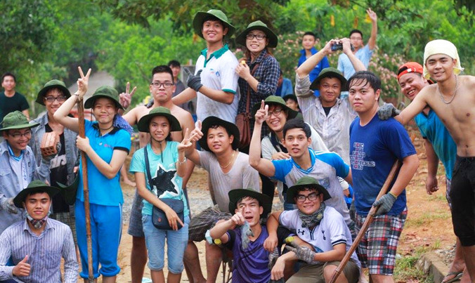 Hạnh (chống cán xẻng bên trái) luôn hòa đồng cùng các bạn.