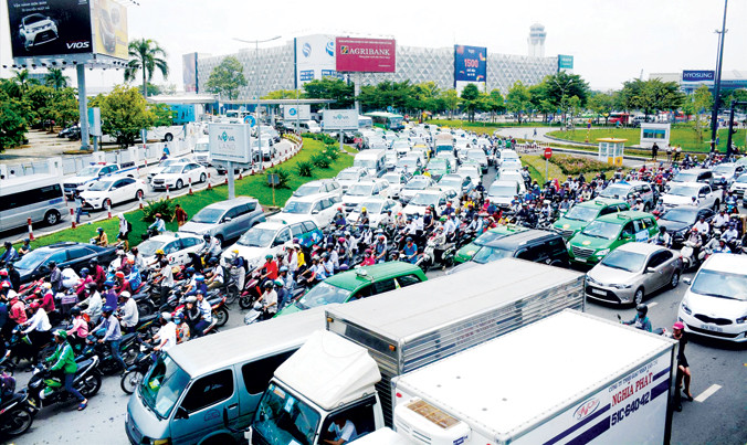 Khu vực cửa ngõ sân bay Tân Sơn Nhất thường xuyên kẹt xe dù cầu vượt mới hoàn thành.