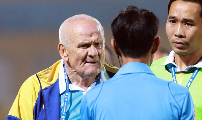 HLV Petrovic phản ứng gay gắt quyết định không công nhận bàn thắng của trọng tài. Ảnh: VSI.