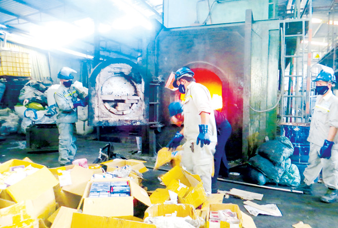 Chi cục Quản lý thị trường hồi cuối tháng 7 tiêu hủy mặt hàng thuốc tân dược giả, không rõ nguồn gốc trị giá nhiều tỷ đồng. Ảnh: Uyên Phương.