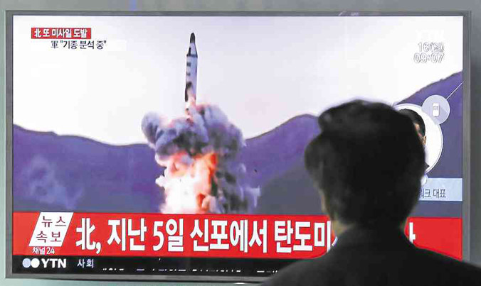 Tại Seoul hôm Chủ nhật vừa qua, màn hình TV chiếu cảnh Triều Tiên thử tên lửa đạn đạo. Chữ trên màn hình có nghĩa là “Triều Tiên phóng tên lửa”. Ảnh: AP.