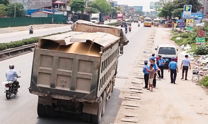 Tổ công tác Cục QLĐB I kiểm tra, xử phạt xe gắn logo “Cty VT 30” chở quá tải trọng ngày 5/5. Ảnh: Tuấn Nguyễn.