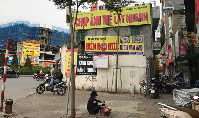 Con đường “đắt nhất hành tinh” vẫn nham nhở nhà siêu mỏng, siêu méo. Ảnh: Minh Tuấn.