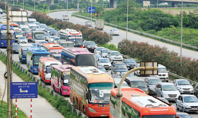 Đoàn xe chiều vào Thủ đô Hà Nội ùn ứ tại đường Pháp Vân cắt đường vành đai 3 lúc 15h30 ngày 2/5.	Ảnh: Hồng Vĩnh.