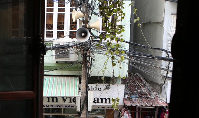 Loa phường trên phố cổ Đinh Liệt. Ảnh: Như Ý.