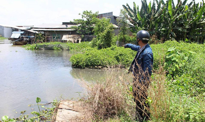 Nước sông bị ô nhiễm đen ngòm.