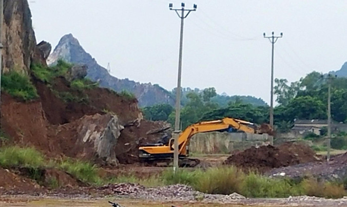 Núi Thành Dền bị xẻ thịt tan hoang, xe chở đất “thổ phỉ” ngang nhiên hoạt động giữa ban ngày.