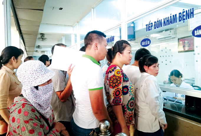 Tăng thuế, theo đề xuất của Bộ Tài chính, bệnh nhân là một trong nhóm đối tượng bị tác động mạnh. Ảnh: Như Ý.