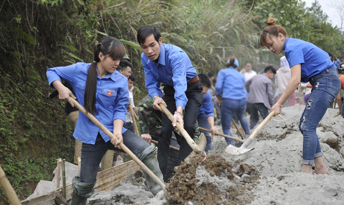 Nhiều km đường được xây dựng mới, tu sửa trong Tháng Thanh niên 2017. Ảnh: Xuân Tùng.