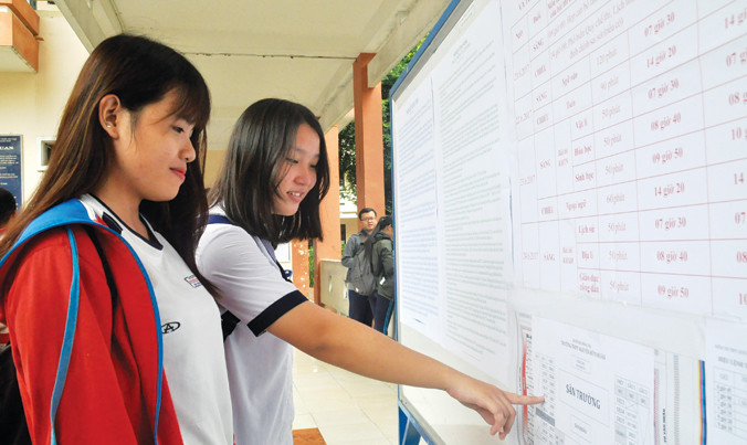 Thí sinh xem số báo danh dự thi kỳ thi THPT Quốc gia 2017 tại TPHCM. Ảnh: Nguyễn Dũng.