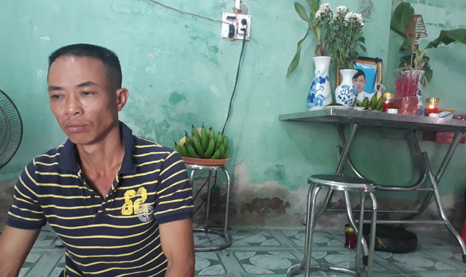 Ông Nguyễn Văn Thuy đau khổ bên bàn thờ con trai.