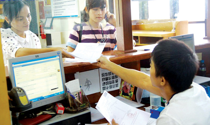 Theo Ngân hàng Thế giới, chi phí nộp thuế của DN Việt Nam cao nhất so với ASEAN 4, ở mức 39,1% lợi nhuận. Trong ảnh: Doanh nghiệp kê khai thuế tại Chi cục Thuế quận Hai Bà Trưng, Hà Nội. Ảnh: Hồng Vĩnh.