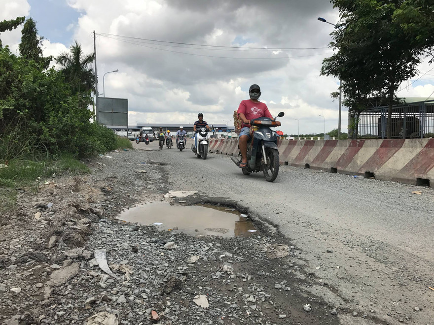 Đường dẫn cầu Phú Mỹ hư hỏng nặng.