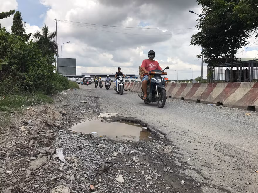 Đường dẫn cầu Phú Mỹ hư hỏng nặng.