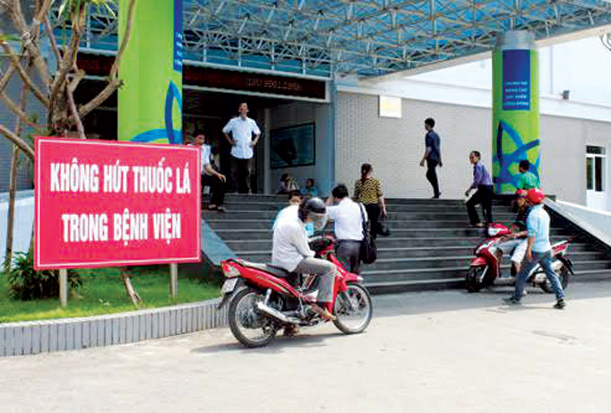 Biển hiệu cấm hút thuốc lá được quy định trong khuôn viên bệnh viện.