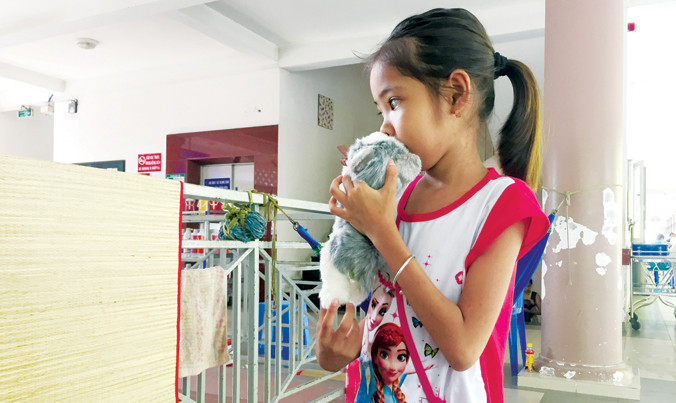 Niềm vui của một bệnh nhi chạy thận tại BV Nhi đồng 2 khi được nhận quà từ những mạnh thường quân.