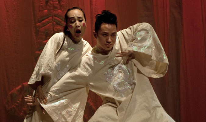 Nghệ sĩ chèo Thu Huyền và ca sĩ Tùng Dương trong vở “Chuyện của dòng sông đỏ” sắp ra mắt​. Ảnh: Lê Quang Châu.