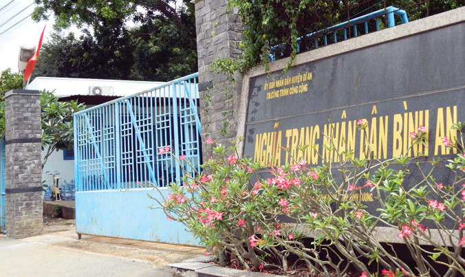 Cổng vào nghĩa trang Nhân dân Bình An.