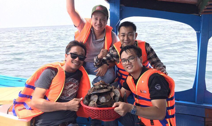 Vinh (áo sọc) trong chuyến khảo sát để mở tour du lịch trải nghiệm sông nước.