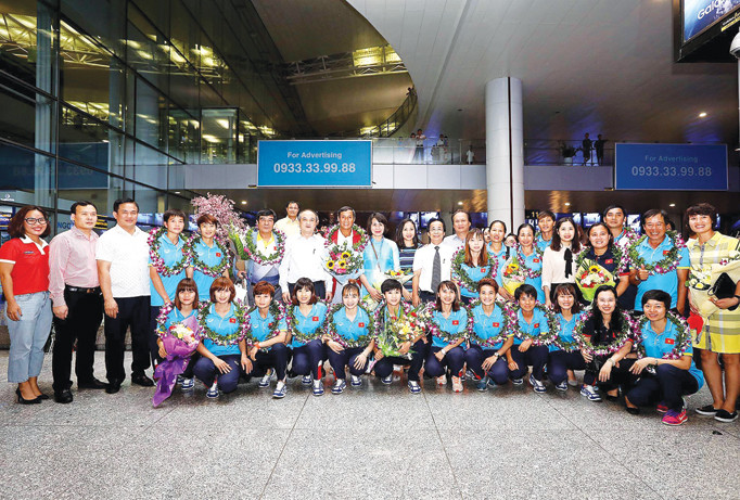 Tuyển nữ Việt Nam về nước trong vòng tay nồng nhiệt của người hâm mộ.