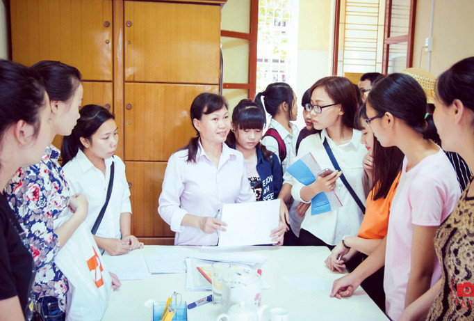 Sinh viên đến xác nhận, nộp hồ sơ nhập trường. Ảnh: Hồng Vĩnh.